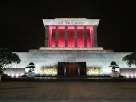  Sightsee Around the Ho Chi Minh Mausoleum 